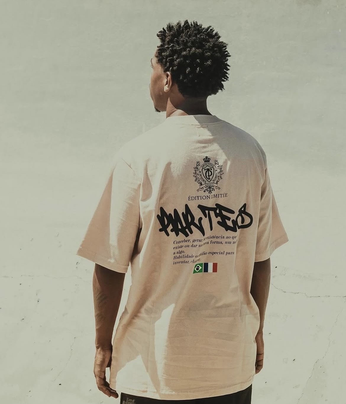 Detalhe – costas camiseta areia